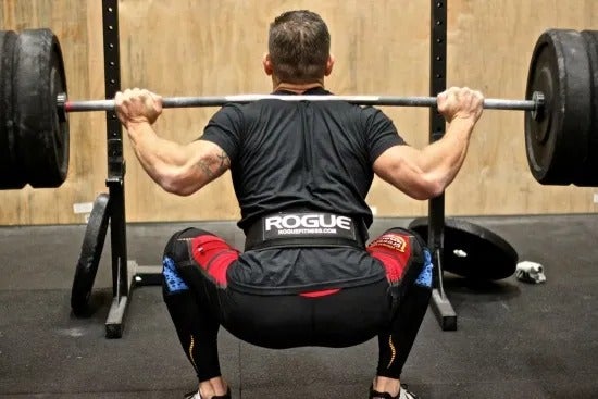 MUSCULAÇÃO: EXERCÍCIO AGACHAMENTO (BACK SQUAT) 