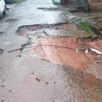 Moradores da Baixa da Colina reclamam de rua esburacada