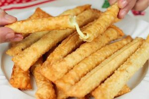 Misture esses 2 ingredientes que você tem na geladeira e prepare um cigarrete de queijo