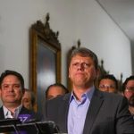 Tarcísio vai sancionar o próprio aumento e vetar redução de imposto