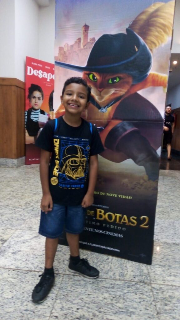 “Tinha receio de levar meu filho ao cinema”, diz mãe ao levar filho autista para sessão azul