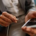 PARE AGORA: por que você NÃO deve carregar a bateria do celular até 100%?