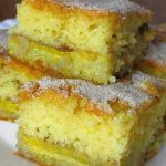 Bolo de banana que já sai do forno recheado com pronto para desenformar e servir Bolo de banana que já sai do forno recheado com pronto para desenformar e servir