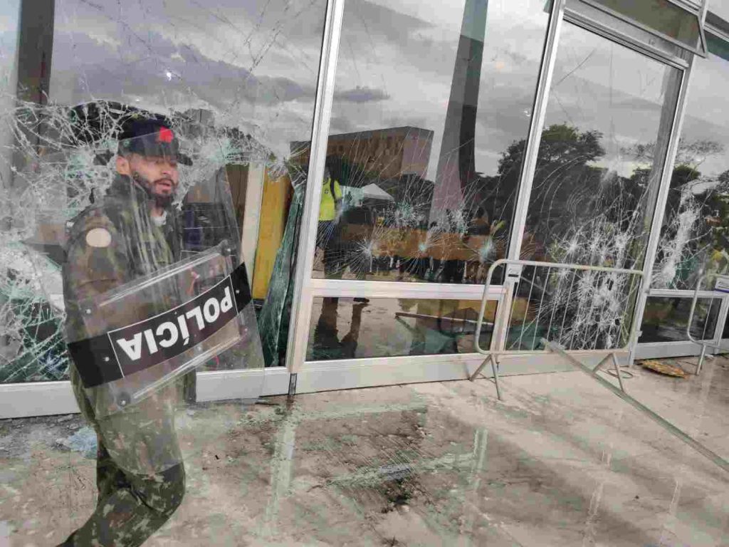 Bolsonaristas invadem STF após entrarem no Congresso e Planalto