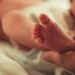 Mãe é presa após tentar asfixiar filho de 8 meses; confira o caso