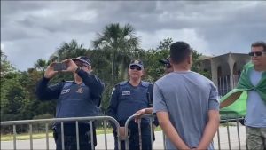 Parados, policiais tiram fotos enquanto bolsonaristas invadem o Congresso Nacional