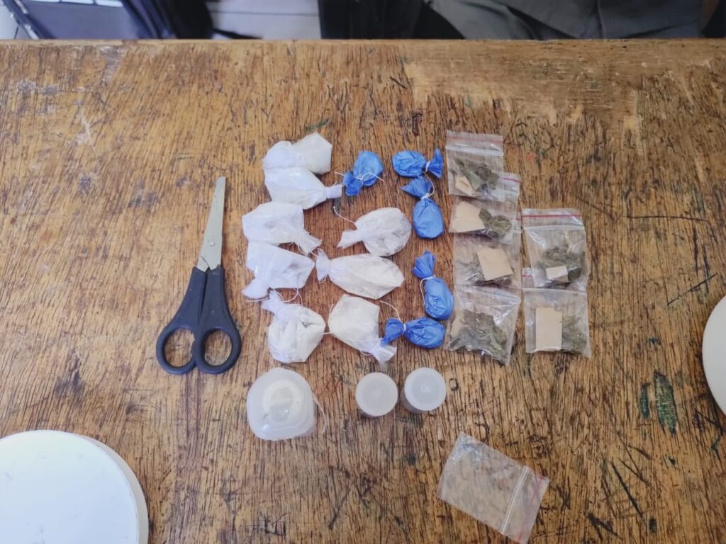 Foragida da justiça é presa pela PM por tráfico de drogas