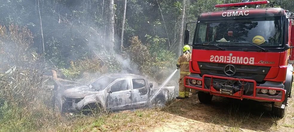 Motorista Perde O Controle De Caminhonete, Cai Em Vala E Veículo Pega ...