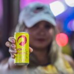 Lata de cerveja é vendida por até R$ 9 no Arena e foliões reclamam