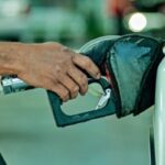 Tanque de gasolina come quase 7% da renda do brasileiro e etanol perde vantagem Tanque de gasolina come quase 7% da renda do brasileiro e etanol perde vantagem