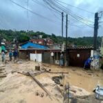 Pelo menos 40 pessoas estão soterradas no litoral paulista, dizem bombeiros