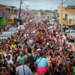 FOTOS: Rolinhas do Coronel e Carreta da Alegria arrastam milhares de foliões em Brasileia