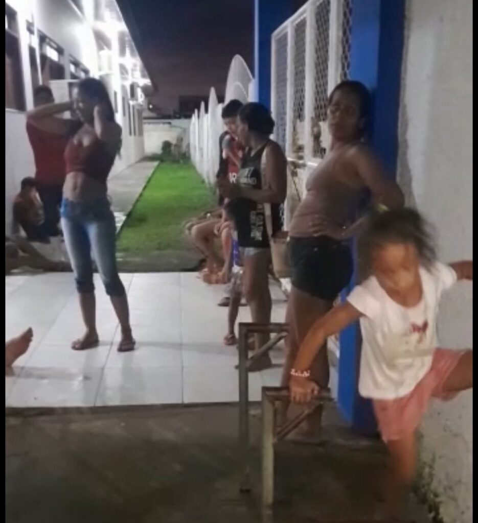 Por falta de alimentação e assistência social, famílias da Baixada da Sobral aguardam pelo poder público em frente a escola