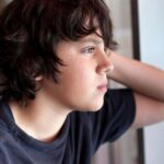 Sinais de autismo que podem ser notados na adolescência