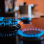Quer saber se o gás de cozinha está nas últimas? Faça o truque da água quente