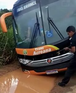 No Acre, ônibus cai buraco em trecho da BR-364
