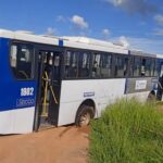 Ônibus atola na rua principal do Rosalinda e população denuncia falta de manutenção Ônibus atola na rua principal do Rosalinda e população denuncia falta de manutenção