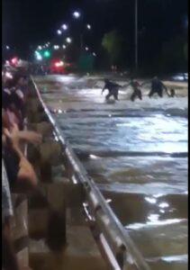 Homem tenta atravessar inundação e quase é levado pela correnteza