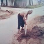 Cansado de esperar pela prefeitura, idoso de 87 anos tapa dezenas de buracos em rua Cansado de esperar pela prefeitura, idoso de 87 anos tapa dezenas de buracos em rua