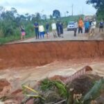 Vídeo mostra trecho da BR-364, no Quinauá, sendo levado por forte correnteza