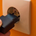 Desconecte estes aparelhos da tomada e veja a diferença na conta de luz Desconecte estes aparelhos da tomada e veja a diferença na conta de luz