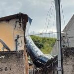 Avião cai sobre casas em BH e dois tripulantes ficam feridos Avião cai sobre casas em BH e dois tripulantes ficam feridos