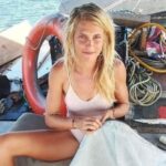 A jovem hippie do mar que vive feliz em um barco sem banheiro nem chuveiro