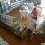 Vídeo mostra homem tentando esfaquear mulher durante assalto Vídeo mostra homem tentando esfaquear mulher durante assalto