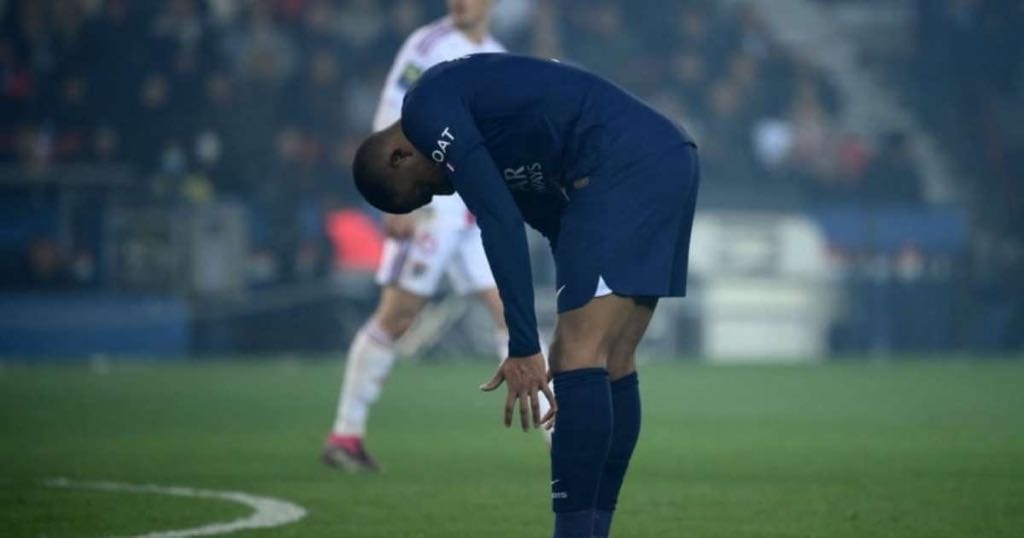 Le PSG joue mal et perd à domicile en Ligue 1 face à Lyon