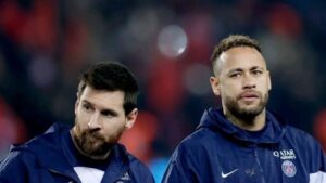 Neymar e Messi viram alvos de protesto de torcedores do PSG; assista