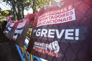 Justiça manda professores encerrarem greve no DF sob pena de multa diária de R$ 300 mil