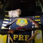 PRF prende em flagrante um homem portando uma espingarda com numeração suprimida e municiada, um facão e 13Kg de carne de caça ilegalmente na cidade de Brasileia/AC