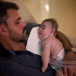 Filha caçula de Juliano Cazarré passa por novo procedimento cirúrgico no coração, em São Paulo