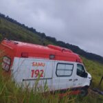 Ambulância sai da pista após bater em buraco na BR-364 Ambulância sai da pista após bater em buraco na BR-364