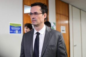 Após cassação, Corregedoria da Câmara manda notificar Dallagnol