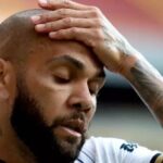 Machucado no joelho de mulher é peça-chave em processo de Daniel Alves Machucado no joelho de mulher é peça-chave em processo de Daniel Alves