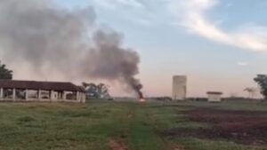 Helicóptero cai em São Carlos (SP) e causa a morte de duas pessoas