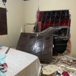 Mulher tenta atropelar companheiro e bate em parede de casa no Acre