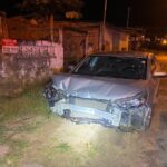 Homem pega carro escondido e bate contra prédio no interior do Acre