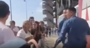 Jogador do Ajax soca torcedor após ofensa racista; veja o momento