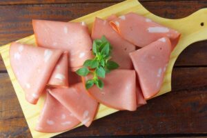 Como é feita a mortadela? Descubra