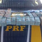 Motorista é preso com R$ 719 mil escondido em airbag de carro no Paraná Motorista é preso com R$ 719 mil escondido em airbag de carro no Paraná