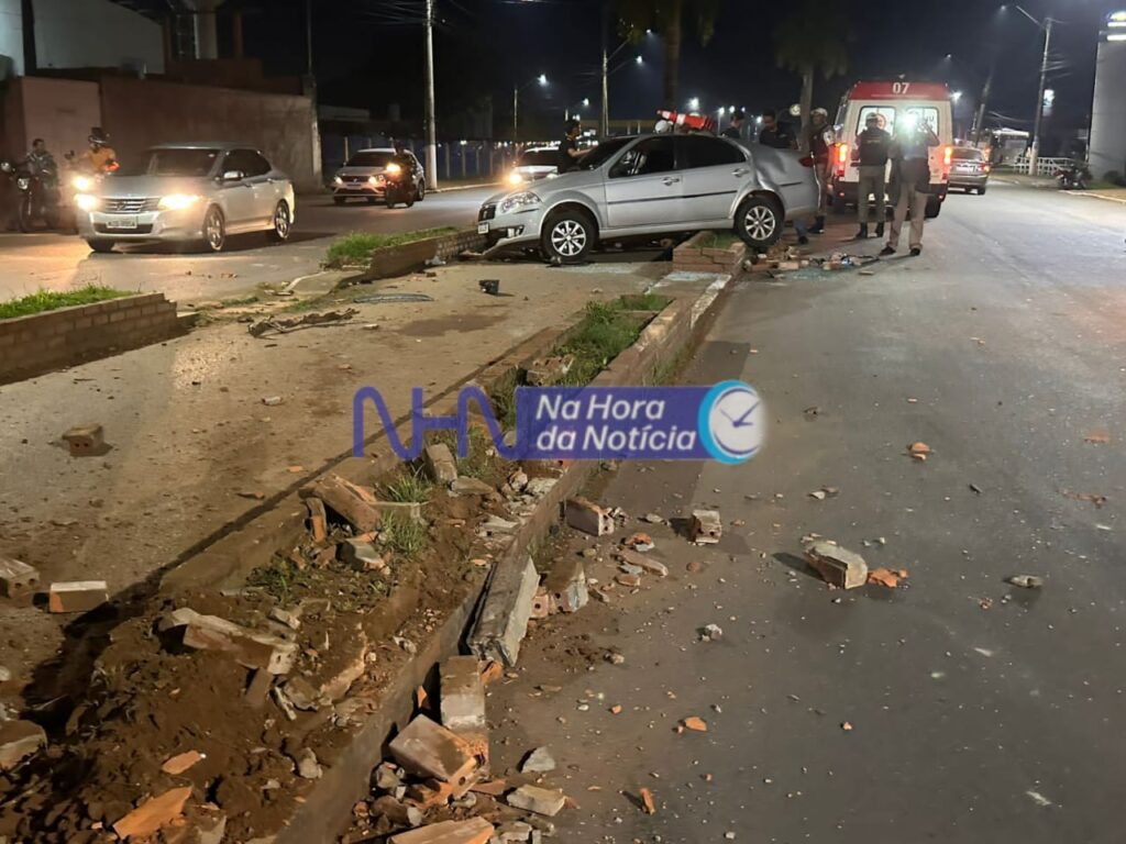 Criança fica ferida em capotamento de carro na Via Chico Mendes