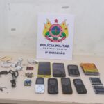 PM captura criminosos tentando arremessar celulares para dentro de presídio PM captura criminosos tentando arremessar celulares para dentro de presídio