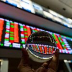 Dólar e Ibovespa operam em baixa em dia de cautela no exterior