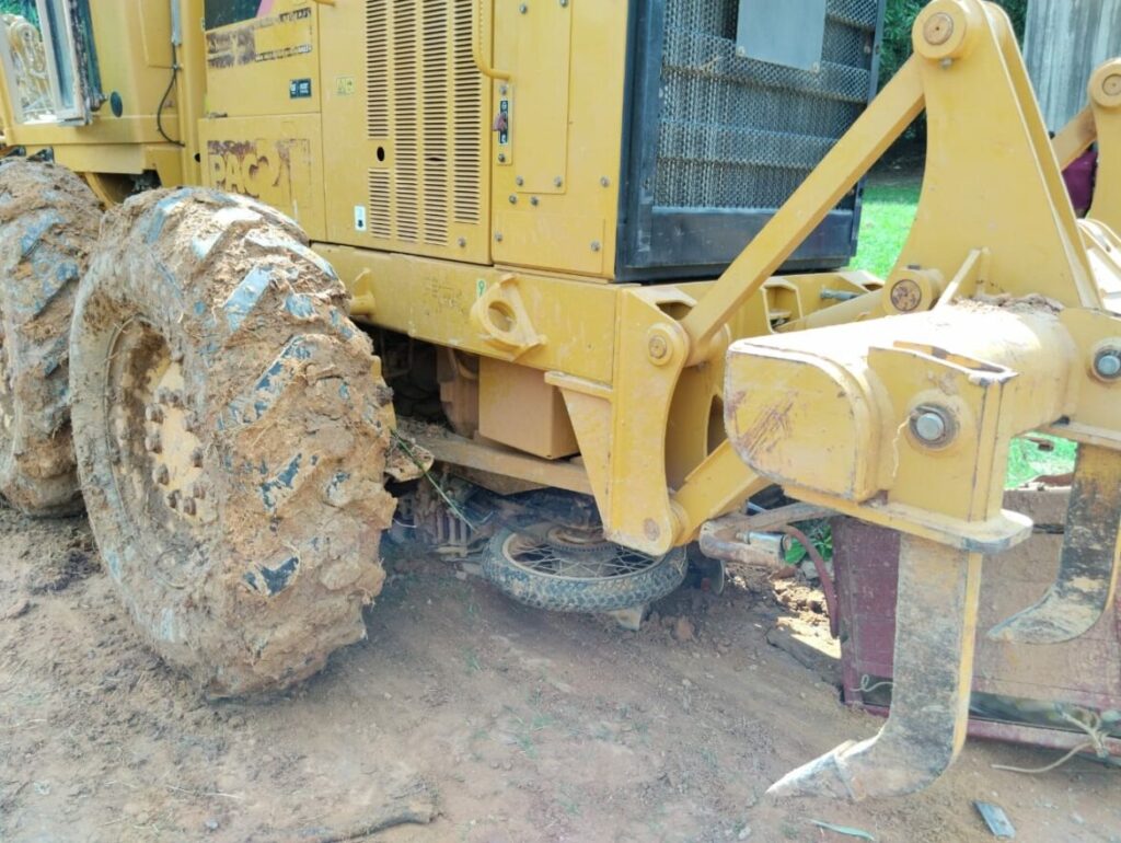 Máquina passa por cima de motocicleta ao dar ré no interior do Acre