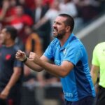Auxiliar de Abel Ferreira critica arbitragem após empate polêmico