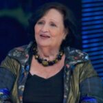 Déa Lúcia distribui beijos em galãs da Globo: 'Nasce a nova Hebe'