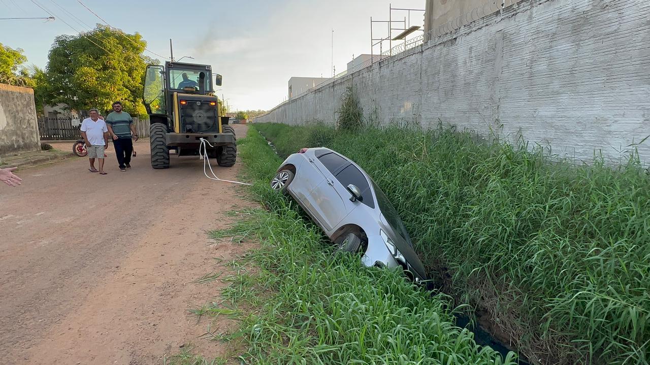 Motorista bate em buraco e carro cai dentro de córrego na Baixada da Sobral Motorista bate em buraco e carro cai dentro de córrego na Baixada da Sobral