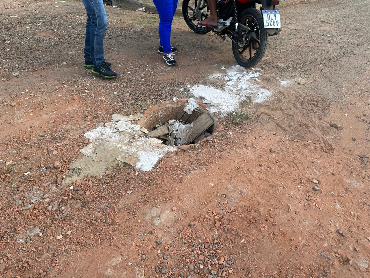 Motorista bate em buraco e carro cai dentro de córrego na Baixada da Sobral Motorista bate em buraco e carro cai dentro de córrego na Baixada da Sobral
